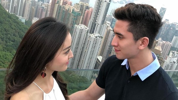 Foto: Foto berdua dengan latar pemandangan Hong Kong dari ketinggian yang cantik (bramastavrl/Instagram) Foto: Foto berdua dengan latar pemandangan Hong Kong dari ketinggian yang cantik (bramastavrl/Instagram)