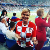 Kolinda Grabar-Kitarovic belum lama ini viral setelah ia terbang ke Rusia untuk mendukung timnas Kroasia. Merayakan kemenangan Kroasia atas Rusia pada Jumat (6/7/2018), wanita 50 tahun ini sampai masuk ke ruang ganti timnas dan ikut bersorak, melompat-lompat dan bernyanyi. Foto: Istimewa