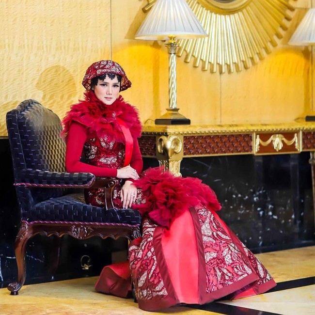  Di kesempatan lain, Mulan memadukan ciput ‘paes’ dengan gaun mewah dari Harri Ibrahim. Ciput tersebut ia padukan dengan topi klasik berbentuk bulat. Foto: Instagram Mulan Jameela