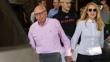 Terlihat Rupert Murdcoch, chairman News Corp dan istrinya, Jerry Hall. Foto: Getty Images