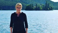 Grabar-Kitarovic fasih menggunakan bahasa Inggris, Spanyol, dan Portugal. Dia juga mengerti bahasa Jerman, Prancis, dan Italia.  (Foto: Dok. Instagram predsjednicarh)
