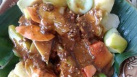 Rujak buah yang ini tidak diaduk tetapi bumbunya disiramkan di atas irisan buah. Rujak @astradiyackal bikin ngiler ya! Foto: Instagram