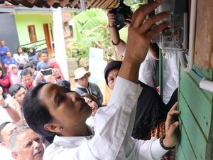 Rini Sambung Listrik untuk Warga Kurang Mampu di Tasikmalaya