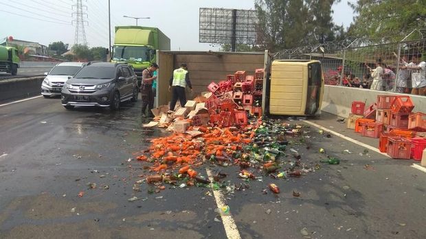 Truk bermuatan saus yang terguling di Tol Wiyoto Wiyono.