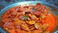 Jengkol yang lembut berkuah santan pedas bisa Anda dapat di gulai jengkol! Duh, walau masih ada di dalam kuali, warna kuah santannya yang merah terlihat sangat menggoda. Foto: Instagram nduty69 