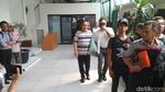 Hadiri Sidang, Tio Pakusadewo Kok Mukanya Ditutup?