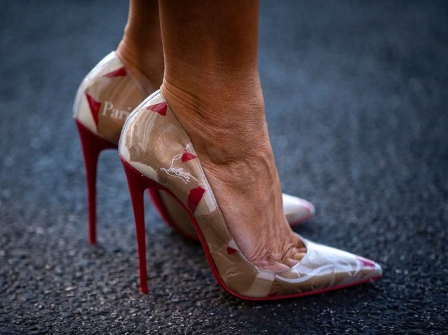 Merupakan koleksi Fall-Winter 2018, sepatu ini terbilang unik dari koleksi Louboutin sebelumnya. Pasalnya, sang desainer menggunakan tas belanja kertas bekas untuk membuat sepatu ini. (Foto: Getty Images)