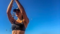 Punya badan seksi, Sara cantik dalam balutan baju renang di Pantai Brighton di Ingrris (johsara/Instagram)