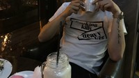 Pria berusia 23 tahun ini ternyata gemar ngopi. Lihat saja gaya manis Sardar saat menyesap secangkir kopi kopi hangat ini. Ia bahkan sengaja mengedipkan matanya! Foto: Instagram sardar_azmoun  