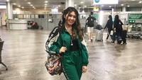 Via tampil dengan busana serba hijau dan sepatu kets putih. Dok. Instagram/viavallen