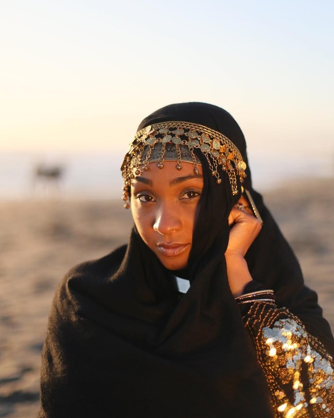 Penampilan nyentrik Alia Sharrief seolah memperlihatkan jiwanya yang kreatif sebagai seorang seniman. Alia membentuk sebuah platform khusus untuk para seniman muslim bernama Hijab Cronical. Foto: Instagram/AliaSharieef