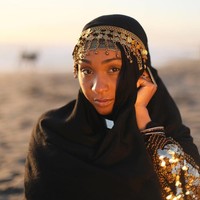 Penampilan nyentrik Alia Sharrief seolah memperlihatkan jiwanya yang kreatif sebagai seorang seniman. Alia membentuk sebuah platform khusus untuk para seniman muslim bernama Hijab Cronical. Foto: Instagram/AliaSharieef