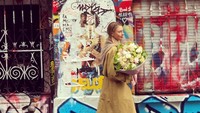 Manisnya Sharapova membawa buket bunga di Paris (mariasharapova/Instagram) 