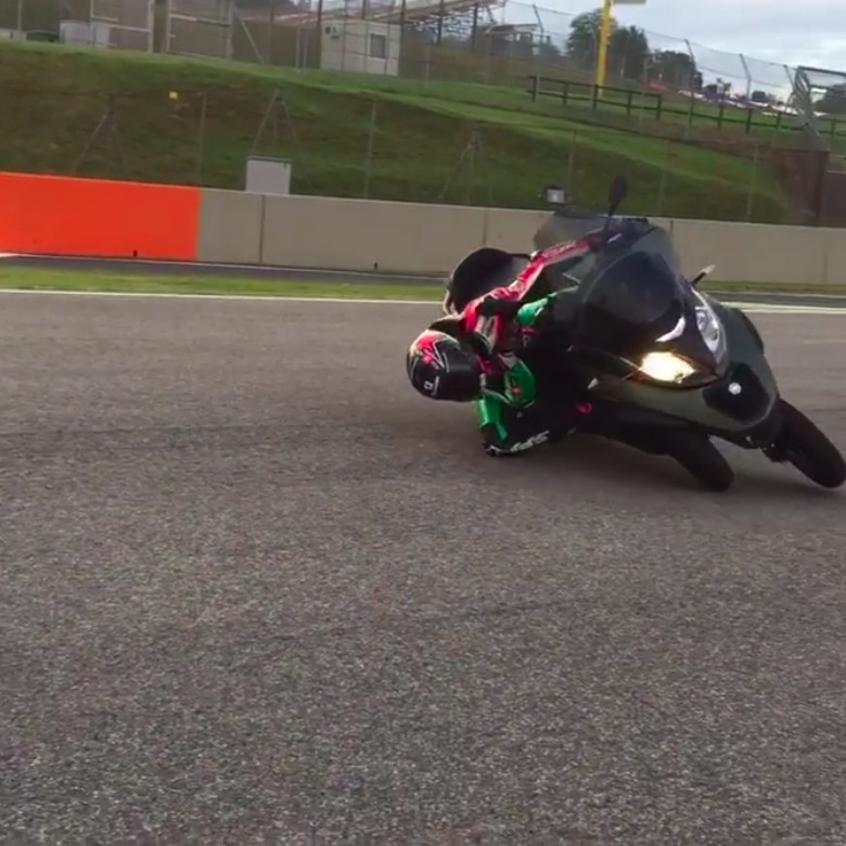 Aksi Scott Redding Pakai Motor Roda Tiga. Foto: Screenshot Instagram Aksi Scott Redding Pakai Motor Roda Tiga. Foto: Screenshot Instagram