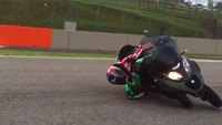 Saat menunggangi Piaggio MP3, Redding juga menikung sampai miring-miring. Ngeri! Foto: Screenshot Instagram