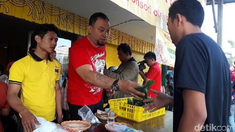 Chef Ini Beramal Lewat Nasi Bungkus Murah, Cuma Rp 1.000 Chef Ini Beramal Lewat Nasi Bungkus Murah, Cuma Rp 1.000