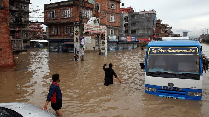 Banjir dan longsor menghantam beberapa kota di Nepal, salah satunya kota Bhaktapur. Hujan yang terus mengguyur negara itu menjadi penyebab terjadinya banjir.