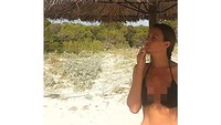 Sara juga cinta dengan pantai. Saat liburan ke Spanyol, ia tak lupa untuk berkunjung ke Palma De Mallorca (johsara/Instagram)