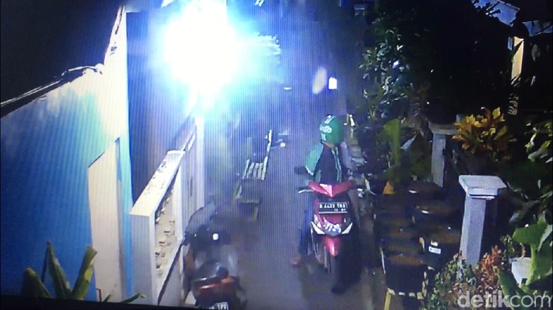 Aksi Pencurian Motor di Cipinang Terekam CCTV Aksi Pencurian Motor di Cipinang Terekam CCTV