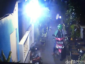Aksi Pencurian Motor di Cipinang Terekam CCTV