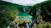 Plitvice Lakes National Park. Nama yang satu ini juga sering masuk dalam daftar danau-danau paling cantik di dunia (CNN Travel)