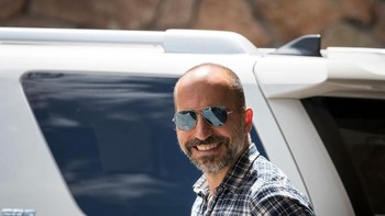 CEO Uber Dara Khosrowshahi tampil dengan pakaian biasa saja di Sun Valley Resort, sebuah tempat eksklusif di Idaho. Ia turut menghadiri perhelatan tahunan elit yang diselenggarakan bank investasi Allen & Company. Foto: Getty Images