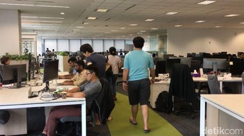 Seperti startup dan perusahaan teknologi pada umumnya, Grab juga tidak mengatur soal pakaian mereka. Mengenakan kaos hingga celana pendek diperbolehkan di kantor pusat Grab. Foto: detikINET/Agus Tri Haryanto