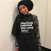 Gaya Alia Sharieef di vidoe klip My Girls Rock ini juga terbilang cukup seksi. Ia memakai beberapa kostum, tapi tetap dalam satu warna yaitu hitam. Salah satu kaos bertuliskan Khadija, Fatima, Maryam, Asiya paling menarik perhatian. Foto: Instagram/AliaSharieef