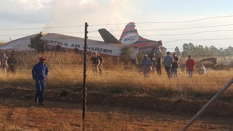 Pilot Qantas Cedera Berat Setelah Pesawat Jatuh di Afrika Selatan Pilot Qantas Cedera Berat Setelah Pesawat Jatuh di Afrika Selatan