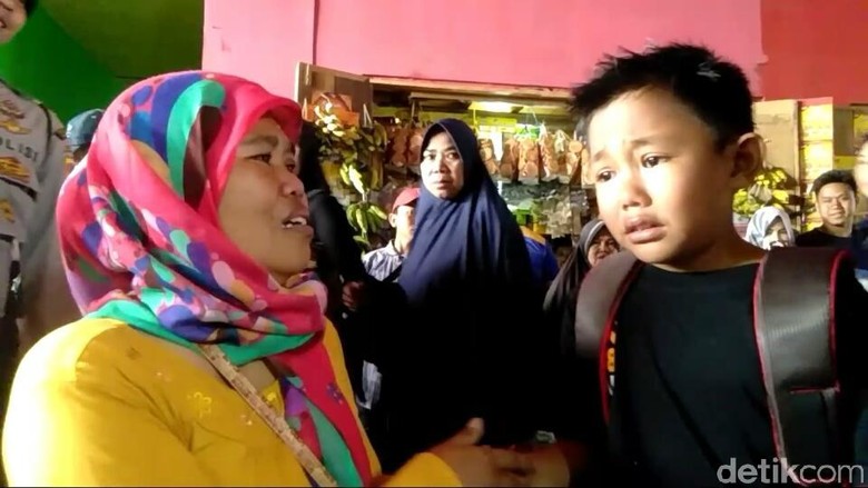 Momen Haru Ibu Ketemu Anak yang Terpisah Saat Beli Seragam Momen Haru Ibu Ketemu Anak yang Terpisah Saat Beli Seragam