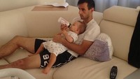 So sweet! Lihat gaya santai Kalinic saat menemani si kecil minum susu.  Foto: instagram @nikolakalinic