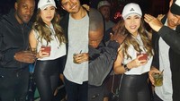Berkumpul bersama teman-teman, Kezia tertawa lepas sambil menikmati minuman dingin dan segar di tangannya. Foto: Instagram @keziatoemion