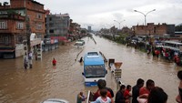 Banjir tersebut menghentikan segala aktivitas warga. Navesh Chitrakar/Reuters.
