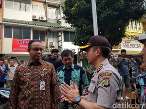 Anies Tinjau Lokasi Ledakan Ruko di Kebayoran Baru