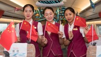 Para karyawan Fuxing Bullet Train mendekorasi gerbong kereta dengan bendera China. Kereta cepat yang disebut terpanjang di dunia ini melaju dengan 16 gerbong sekaligus. Jumlah yang dua kali lebih banyak dari yang pernah ada. Chinaplus/Istimewa.