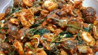 Begini nih jadinya kalau jengkol dicampur udang dan bawang rambu. Hidangan unik ini dinamai sambal goreng pedas oleh akun @wahyunihutabarat. Kelihatannya enak, ya! Foto: Instagram 