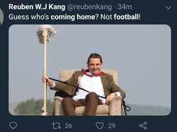 Ternyata bukan trofi Piala Dunia 2018 yang pulang, tapi Mr. Bean! (Foto: Twitter @reubenkang)