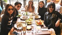  Rayakan ulang tahun, Kezia memilih makan siang bersama dengan teman-teman terdekatnya di sebuah restoran. Foto: Instagram @keziatoemion