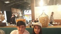 Berada di sebuah restoran, Sardar terlihat memesan segelas jus strawberry. Tapi siapa kira-kira wanita yang berada di samping Sardar? Foto: Instagram  