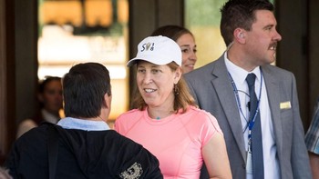 CEO YouTube, Susan Wojckicki memakai kaos pink yang tidak tampak mewah meski dia begitu kaya. Foto: Getty Images