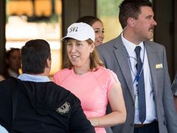 Melongok Pertemuan Rahasia Para Triliuner Berbusana Seadanya