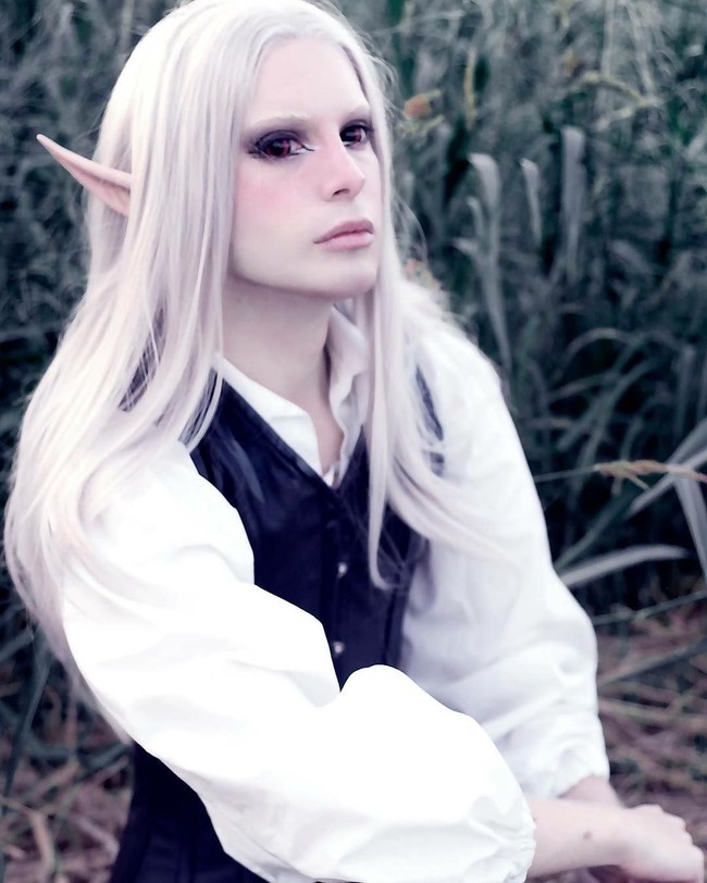 Pria asal Argentina tersebut justru ingin tampilan seperti elf atau peri. Bukan peri seperti di film Lord of The Rings, Luis ingin bertransformasi jadi elf luar angkasa. Foto: Instagram @luispadron.elf