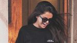 Penampilan Selena Gomez dengan Mata Sembab dan Baju Hitam