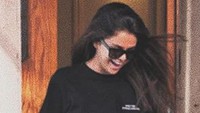 Lama tak muncul di publik, akhirnya Selena Gomez muncul dengan kacamata hitamnya. Foto: Dok. Instagram/selenadreamerss