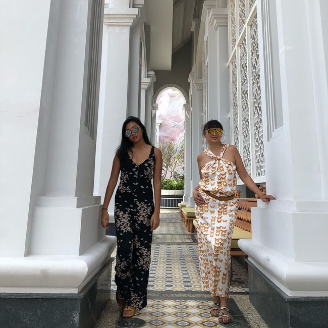 Radhyana Gayanti Hutami yang lahir pada 20 Juni 2000 kini sudah menjelma menjadi wanita muda yang ayu. Tinggi badannya sudah sama dengan sang ibu, Ardhia Pramesti Regita Cahyani atau lebih dikenal dengan nama Tata Cahyani. Pada foto ini, Aya tampak bergaya kompak dengan ibunya, sama-sama memakai jumpsuit saat liburan di Vietnam. Foto: Instagram tatacahyani