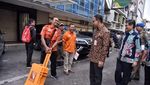 Momen Anies Kunjungi Lokasi Ledakan di Ruko Grand Wijaya