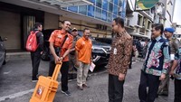 Begitu tiba, Anies berbicara dengan Kapolres Jakarta Selatan Kombes Indra Jafar dan Kabid Humas Polda Metro Jaya Kombes Argo Yuwono. 