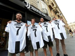 Musim panas ini Cristiano Ronaldo menanggalkan jersey nomor 7 Real Madrid untuk beralih menggunakan jersey bernomor 7 lain di Juventus. (Foto: Massimo Pinca/Reuters)