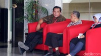 Rindoko Dahono Wingit menunggu dipanggil penyidik di ruang tunggu KPK.