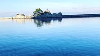 Saat mengisi waktu liburan, Kalinic asyik menikmati segelas latte sambil memandang laut lepas. Kopinya bertuliskan voila dan dilengkapi bentuk hati. Foto: instagram @nikolakalinic